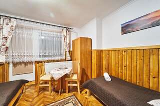 Отели типа «постель и завтрак» Noclegi U Reni Бялка-Татшаньска Трехместный номер с балконом-3