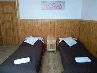 Отели типа «постель и завтрак» Noclegi U Reni Бялка-Татшаньска Четырехместный номер с собственной ванной комнатой-2