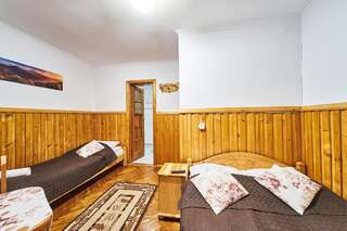 Отели типа «постель и завтрак» Noclegi U Reni Бялка-Татшаньска Трехместный номер с балконом-7