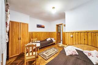 Отели типа «постель и завтрак» Noclegi U Reni Бялка-Татшаньска Трехместный номер с балконом-9